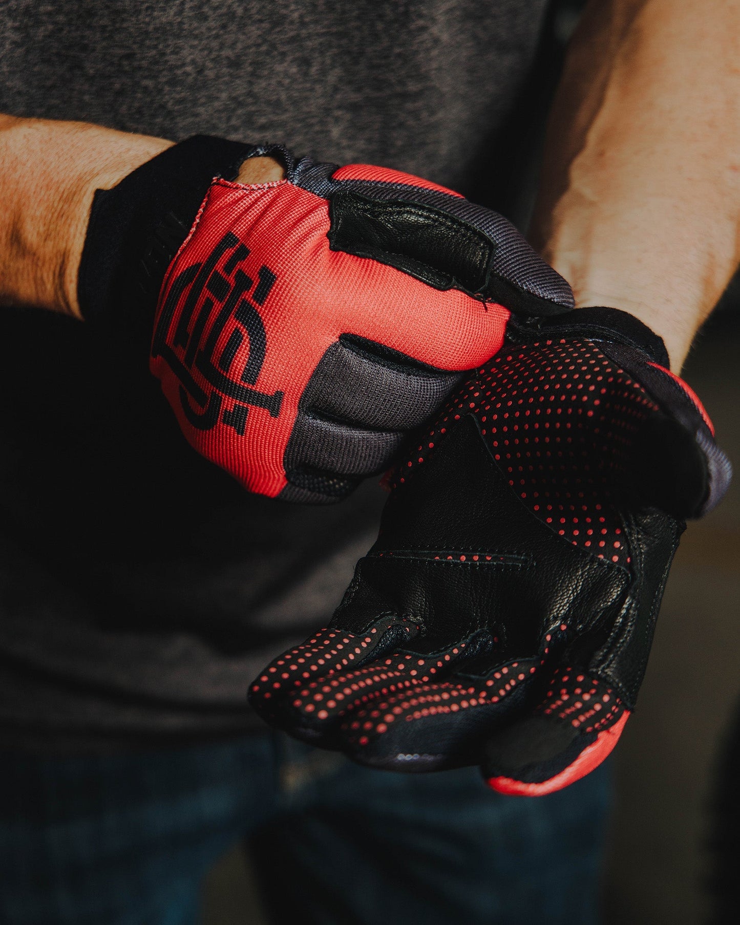 BRAAP Moto Gloves - Badge - Black & Red